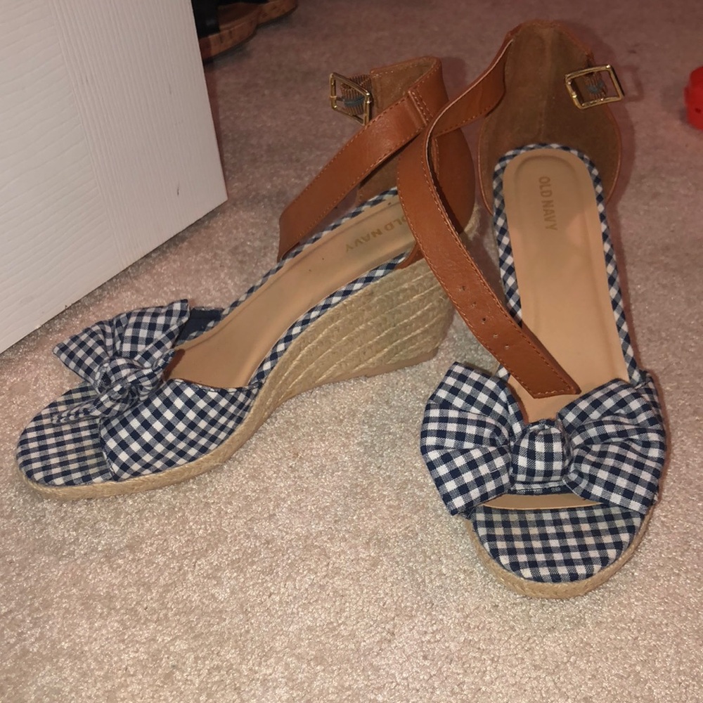 blue and white gingham wedges